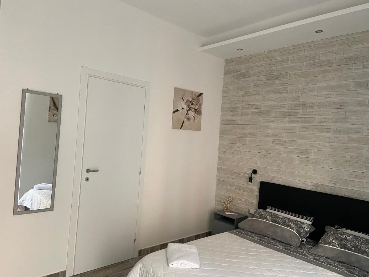 Room27 Taranto Bagian luar foto