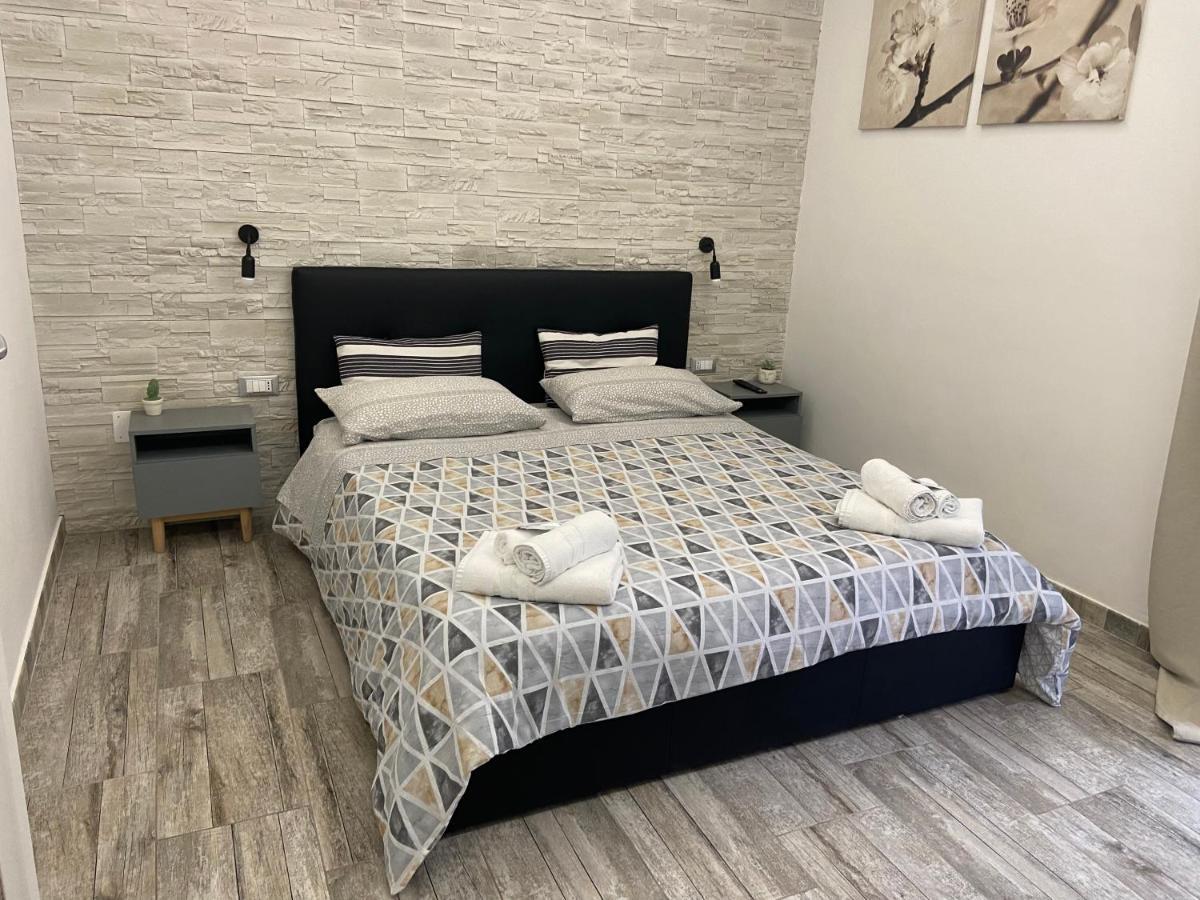 Room27 Taranto Bagian luar foto